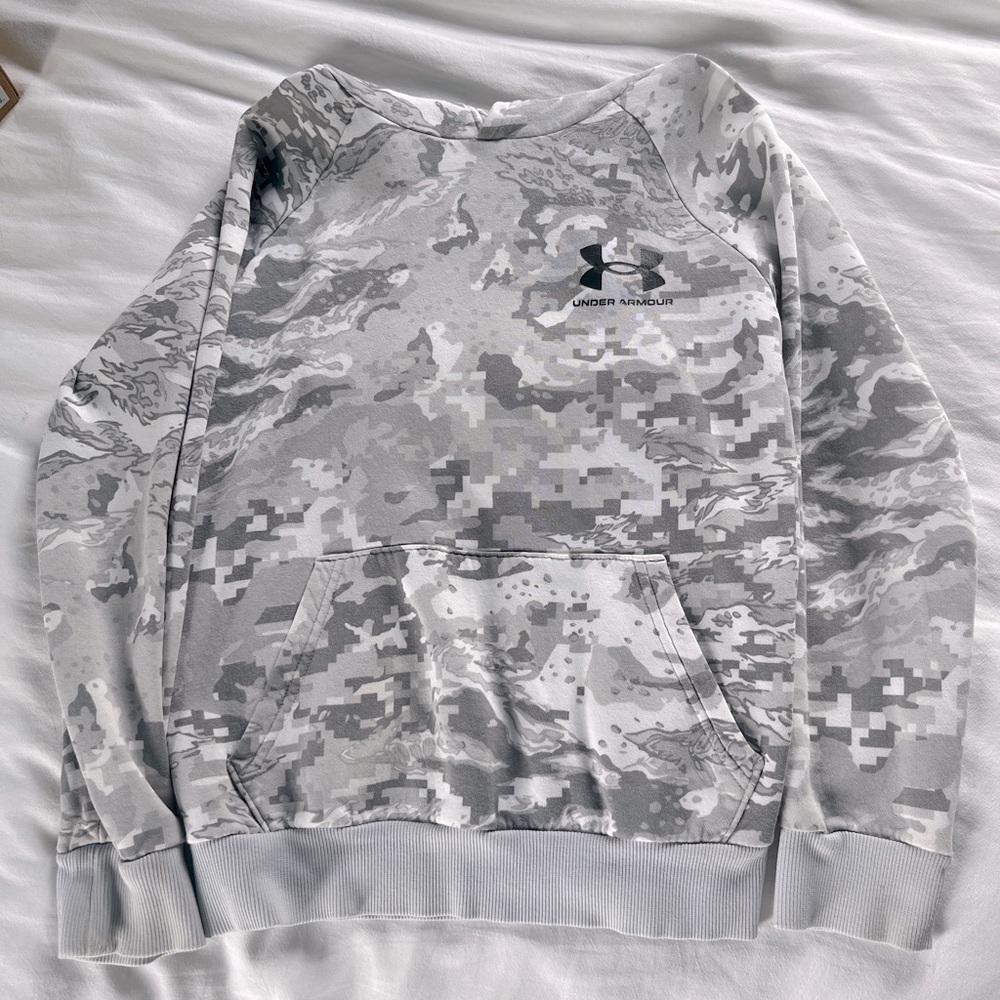 Under Armour Boys Rival Fleece ABC Camo Hoodie Halo Gray, size: medium.